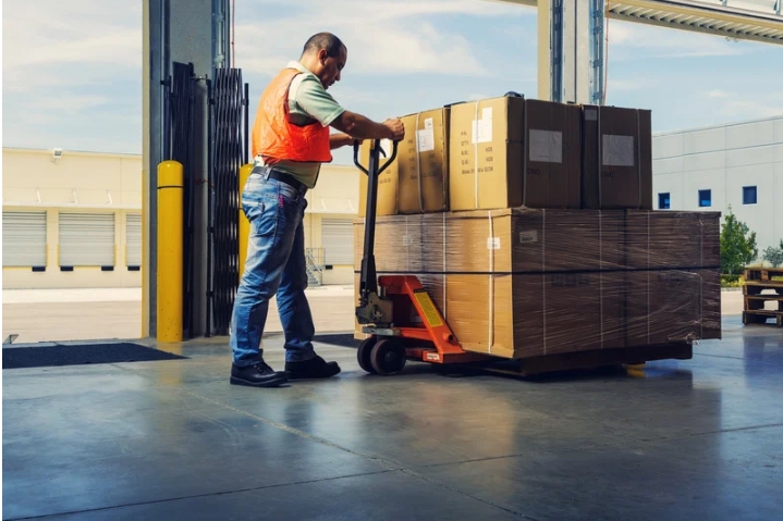 Palleløfteren kan håndteres manuelt. 