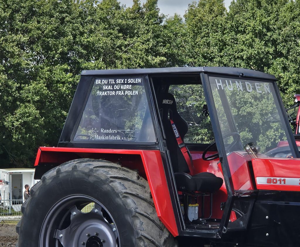 Nærbillede af rød traktor.